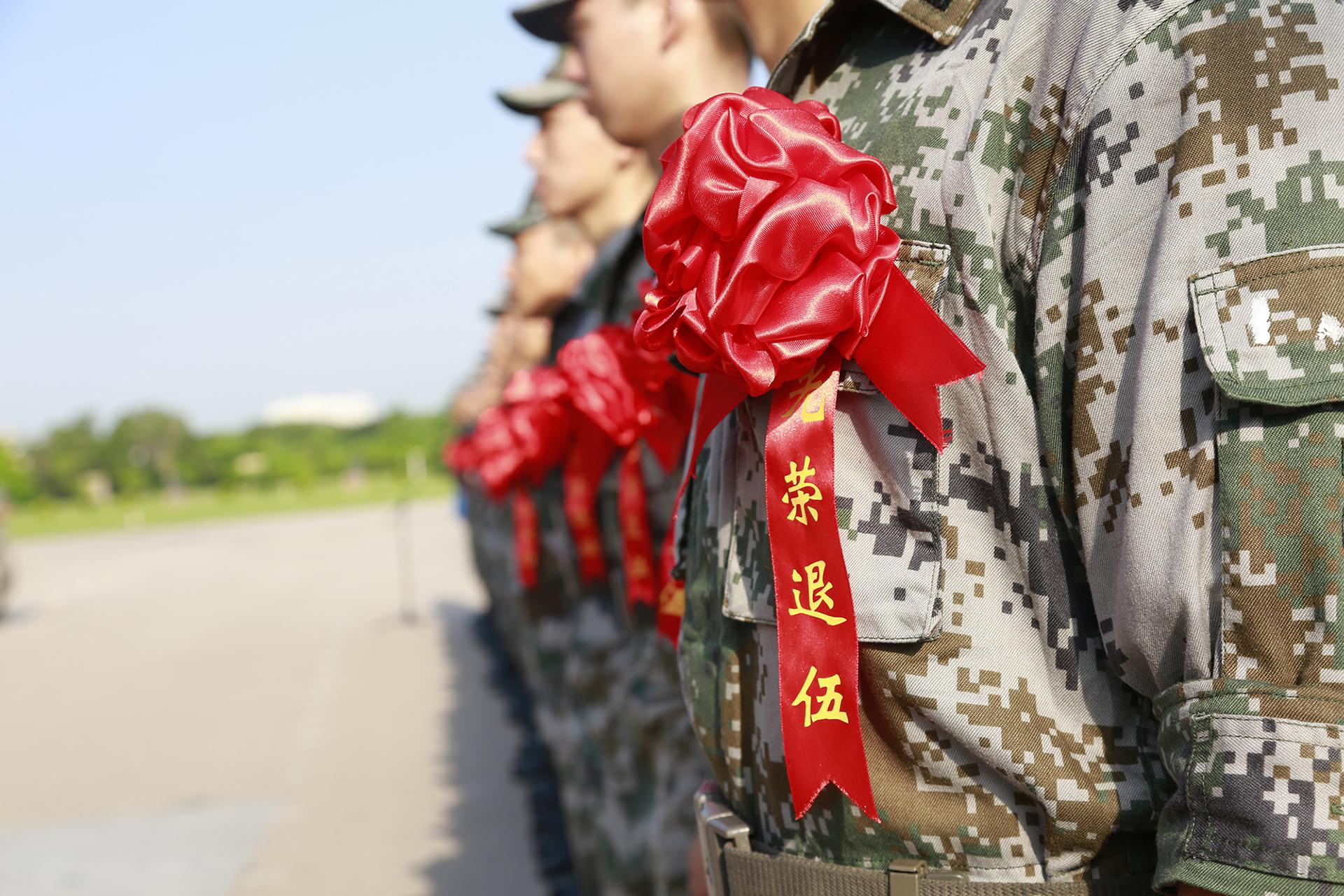 致敬峥嵘岁月，情暖退役军人